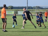 Laatste training S.K.N.W.K. JO8-1 (partijtje tegen de ouders) van maandag 2 juni 2025 (9/123)